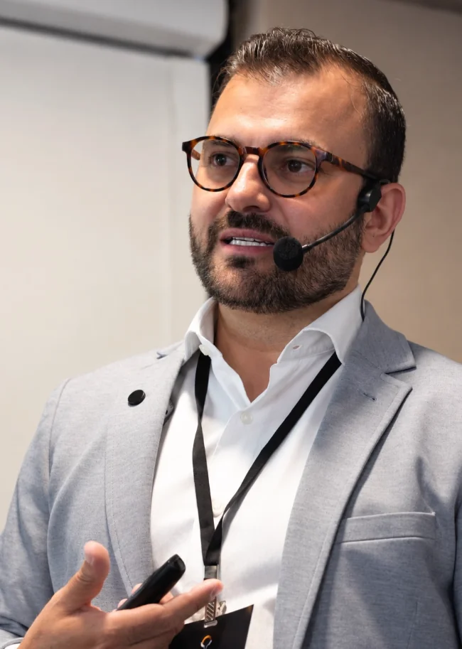 Dr. Matheus Calderan ministrando uma palestra
